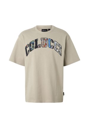 Beige T-shirt met korte mouwen en ronde hals, met grote multicolor "COLUCCI" tekst over de borst in patroonblokletters.