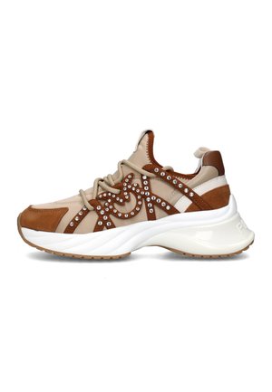Sneaker beige e marrone con upper in suede testurizzato, decorato con strass, caratterizzato da una suola chunk bianca e suola in gomma testurizzata.