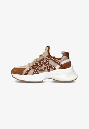 Sneaker beige e marrone con upper in suede testurizzato, decorato con strass, caratterizzato da una suola chunk bianca e suola in gomma testurizzata.