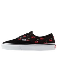 Černé tenisky Vans se vzorem třešní, s bílou podrážkou a černými tkaničkami, vystavené na čistém bílém pozadí.