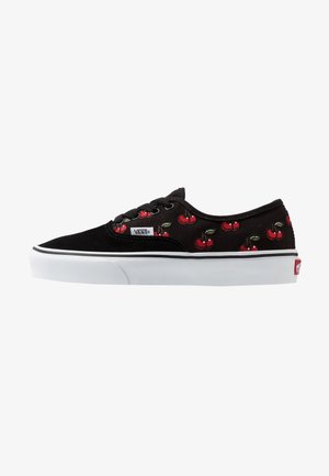 Schwarze Vans Sneakers mit Kirschmuster, weißer Sohle und schwarzen Schnürsenkeln, präsentiert auf einem schlichten weißen Hintergrund.