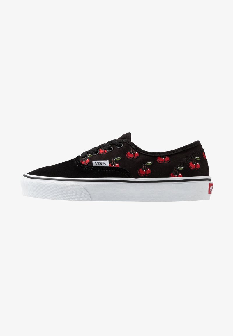 Černé tenisky Vans se vzorem třešní, s bílou podrážkou a černými tkaničkami, vystavené na čistém bílém pozadí.