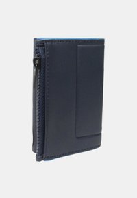 Cartera de cuero azul marino con acabado texturizado, cremallera lateral y ranura para tarjetas en el frente. Forma rectangular compacta, tamaño pequeño para fácil manejo.