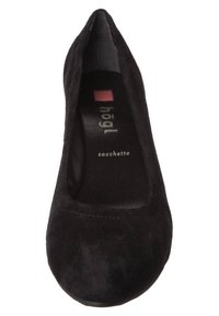 Svarta mockaskor i ballerina-stil med rund tå, lätt sömnadsdetalj nära tån och en mjuk inredning. Varumärkeslogotyp synlig invändigt.