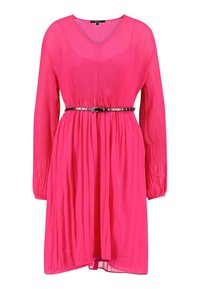 Růžové šaty s dlouhými rukávy a výstřihem do V, s plisovanou texturou a černým páskem se stříbrnými nýty v pase. Volný a ke kolenům dosahující design.