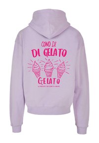 Lila kapucnis pulóver, amelyen három rózsaszín fagylalt tölcsér grafika látható, a "CONO DI GELATO" felirattal fent, és "LA FELICITÀ È UN CONO DI GELATO" felirattal lent.