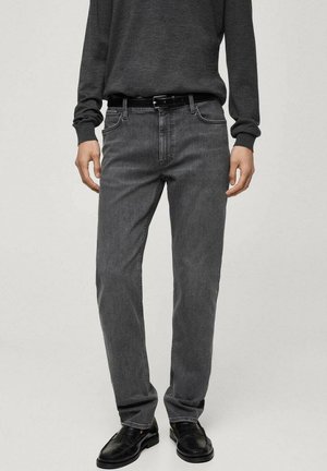 Grijze denim jeans met een rechte pasvorm, vijf zakken en subtiele slijtageplekken. Draag een donker, lange mouwen shirt en zwarte schoenen.