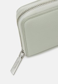 Calvin Klein DAILY LARGE ZIP AROUND WALLET - Portafoglio - milky green