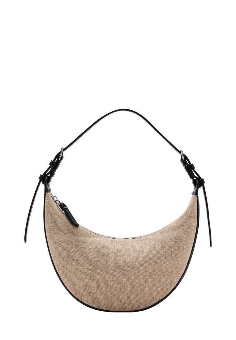 Sac à épaule en tissu beige avec une forme incurvée, des accents en cuir noir et une fermeture éclair. Dispose d'une fine bandoulière ajustable.