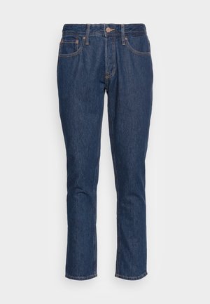 Jeans in denim di colore blu scuro con taglio dritto, design a cinque tasche, chiusura con bottone e dettagli di cucitura arancione.