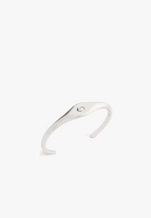 Bracciale in argento con un design curvo e elegante; texture liscia; presenta un piccolo logo decorativo su un'estremità. Forma aperta per una vestibilità regolabile.