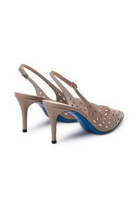 Tacchi slingback beige con motivo a intaglio, punta appuntita, soletta interna blu e tacco sottile. Presenta una cinturino alla caviglia regolabile con fibbia dorata.