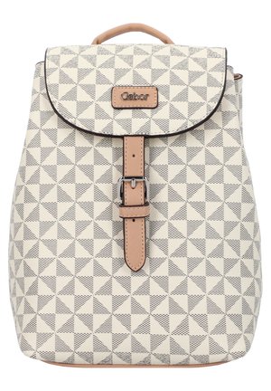 Sac à dos avec motif triangles géométriques beige et noir, sangle en cuir marron clair avec boucle, poignée supérieure et étiquette de marque Gabor sur le rabat.