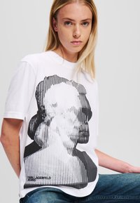 Karl Lagerfeld Jeans PRINT - Apdrukāts T-krekls - white