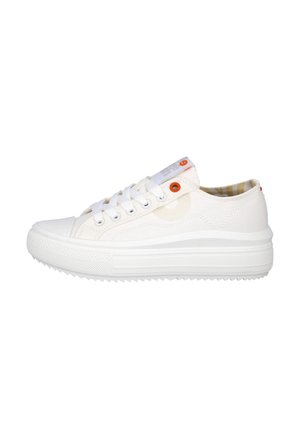 Zapatillas de lona en blanco con una suela texturizada, que presentan ojales naranjas y un forro interior a rayas. Cuerdas planas y diseño de puntera redonda.