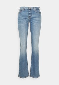 Vaqueros acampanados de color azul claro fabricados en denim. Presentan una cintura alta, un sutil desvanecimiento, un diseño clásico de cinco bolsillos y detalles cosidos a lo largo de las costuras.