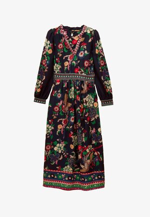 Langes dunkelblaues Kleid mit langen Ärmeln, floralen und Vogelmustern in Rot, Grün, Beige und Blau, dekorative Bordüren am Ausschnitt, in der Taille und am Saum.