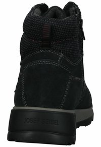 Botín de ante negro con parte superior de punto texturizado, costuras en contraste, cuello acolchado y cremallera trasera. Presenta una suela de goma con logo.