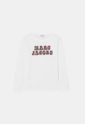 Maglietta bianca a maniche lunghe con un logo "MARC JACOBS" colorato a stampa leopardata sul davanti. Tessuto morbido, scollo rotondo e vestibilità rilassata.