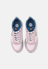 Colmar Originals TRAVIS - Sapatilhas - blush pink/petrol blue