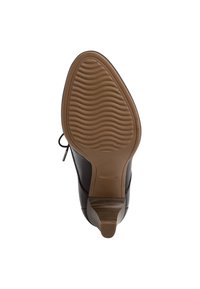 Sole hnědé kožené společenské boty s texturovanou gumovou podrážkou a nízkým dřevěným podpatkem, zvolená zespodu na bílém pozadí.