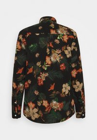 Camicia a maniche lunghe con uno sfondo nero e vivaci motivi floreali in arancione, beige e verde, realizzata in tessuto leggero.