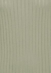 Hellgrüner Stoff mit vertikalen Reihen kleiner, gleichmäßig verteilter Ösenlöcher, die ein gestricktes Spitzenmuster bilden.