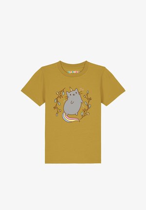 Senfgelbes Kinder-T-Shirt mit einer grauen Katze, die ein Einhornhorn trägt, einen Regenbogen-Schwanz hat und von illustrierten Zweigen und Herzen umgeben ist.