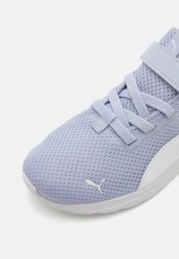 Baskets de sport violet clair avec tige en mesh, surface texturée, languette rembourrée et accents blancs, dotées de lacets plats et d'un détail de logo.