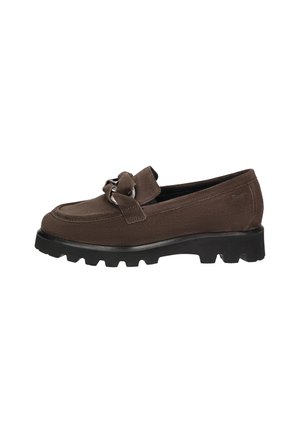 Brauner Wildleder-Loafer mit schwarzer dicker Sohle und einem dekorativen Metallring und Stoffknoten vorne, seitlich dargestellt.