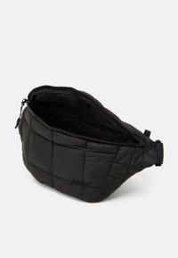 Czarna pikowana nerka wykonana z materiału z wkładką, z zamkiem błyskawicznym, gładką podszewką i regulowanym paskiem.