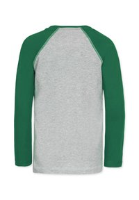 Langærmet skjorte, grå krop med grønne raglanærmer. Blødt bomuldsstof med rund hals og kontrasterende syninger langs skuldrene.