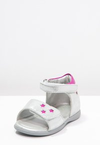 Mod8 GARANCE - Sandali - silver