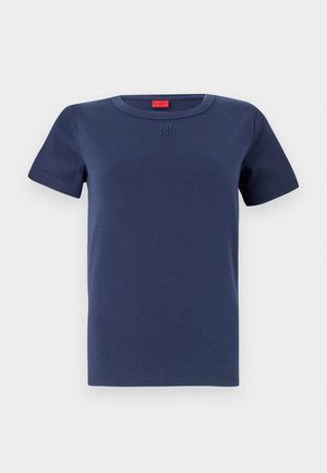 Tumesinine puuvillane t-särk ümmarguse kaelusega, lühikeste varrukatega ja reljeefse logoga rinnal. Sile tekstuur, klassikaline lõige.