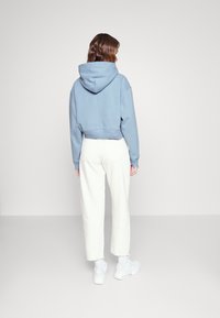 Calvin Klein Jeans BADGE WIDE SLEEVES CROP  HOODIE - Ikdienas džemperis - iceland blue
