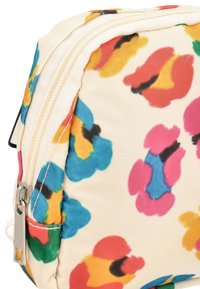 Pochette in tessuto con motivo floreale multicolore, caratterizzata da una base crema, chiusura con zip e dettaglio in metallo con accenti neri.