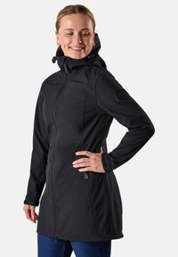 Zwarte softshell jack met een rits aan de voorkant, verstelbare capuchon en twee zijzakken; heeft een getailleerd ontwerp en elastische manchetten.