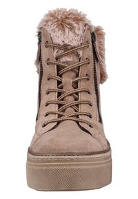Beige Wildleder-Stiefelette im High-Top-Stil mit dicker Sohle, runder Spitze, vorderen Schnürsenkeln, seitlichen Reißverschlüssen und flauschigem Fellfutter an Zunge und Kragen.