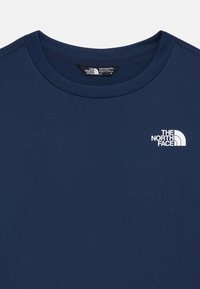Camiseta de manga curta azul-marinho feita de tecido suave, com um logótipo branco no peito esquerdo e um clássico decote redondo.