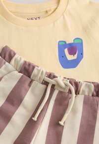 Unselected, light yellow