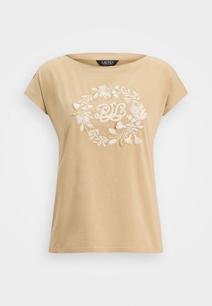 Šviesiai ruda medvilninė marškinė su laisvu kirpimu, puošti balta išsiuvinėta gėlių vainiko dizainu ir inicialais "RLC" centrėje.