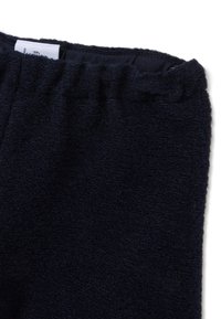 Tessuto in spugna blu navy con una finitura morbida e strutturata. Presenta una vita elasticizzata con una fodera liscia. Design semplice e funzionale.