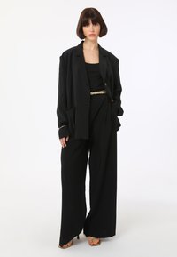 Modanisa Klassisk frakke - black