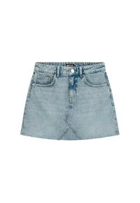 Gonna mini in denim blu chiaro con orlo sfilacciato, tasche frontali e design con cuciture diagonali. Presenta una chiusura con bottone standard e passanti per la cintura.