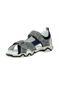 Sandalo grigio in suede con accenti blu navy, dotato di due cinghie regolabili in Velcro, punta aperta e suola in gomma testurizzata.