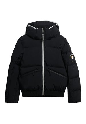 Zwarte pufferjack met capuchon, voorzien van een witte rits, twee voorzakken met rits, een geribde onderrand en een logo-patch op de linker mouw.