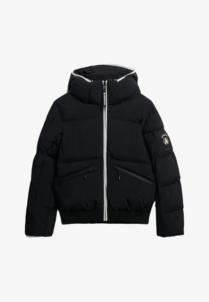 Schwarze Pufferjacke mit Kapuze, ausgestattet mit einem weißen Reißverschluss, zwei Fronttaschen mit Reißverschluss, geripptem Saum und einem Logo-Patch am linken Ärmel.