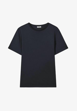 Camiseta de manga corta en navy oscuro, con cuello redondo, fabricada en algodón, de textura suave, sin estampados ni adornos, corte recto.