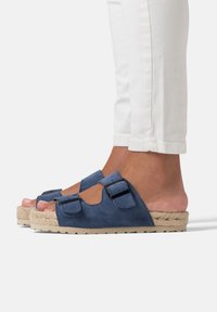 FRED MARTIN COLLECTION NICE - Pantolette flach - avio suede
