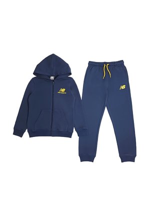 Tuta per bambini New Balance blu navy con felpa con cappuccio e zip, tasche frontali, polsini elasticizzati, logo giallo sul petto e sui pantaloni, coulisse gialla sui pantaloni.